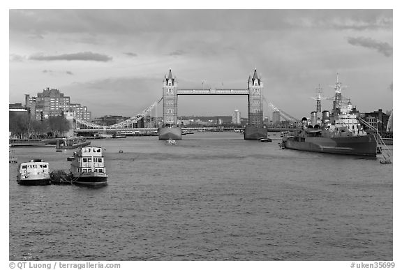 Thames River, Tower Bridge, HMS Belfast, late afternoon. London, England, United Kingdom (black and white)