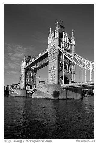 Tower Bridge, early morning. London, England, United Kingdom (black and white)