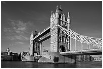 Tower Bridge, early morning. London, England, United Kingdom (black and white)