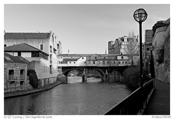 Pulteney Bridge, quay, and river Avon, late afternoon. Bath, Somerset, England, United Kingdom (black and white)