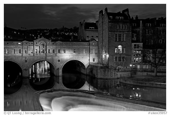 Pulteney Bridge and weir at night. Bath, Somerset, England, United Kingdom (black and white)
