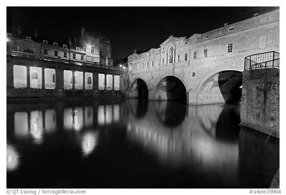 Pulteney Bridge, and quay reflected in River Avon at night. Bath, Somerset, England, United Kingdom