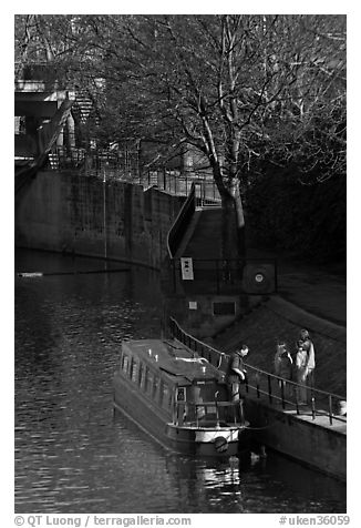 Family stepping out of houseboat onto quay. Bath, Somerset, England, United Kingdom