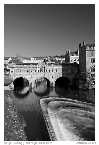 Pulteney Bridge and weir, morning. Bath, Somerset, England, United Kingdom