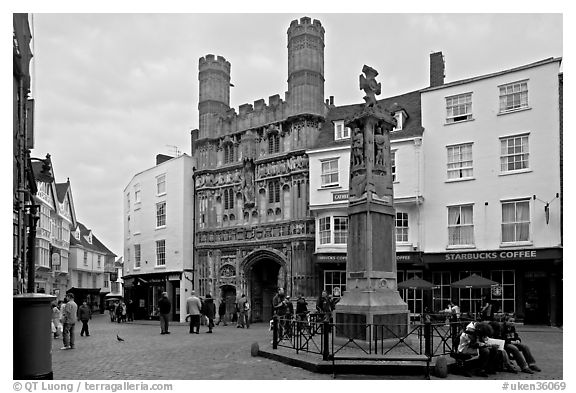 Cathedal Gate and monument. Canterbury,  Kent, England, United Kingdom