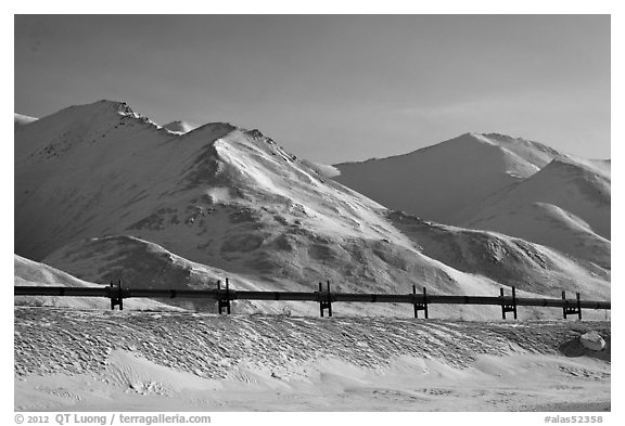 Trans Alaska Pipeline and snow-covered mountains. Alaska, USA