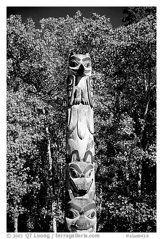 Totem pole, University of Alaska. Fairbanks, Alaska, USA (black and white)