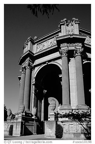 Rotunda of the Palace of Fine Arts, afternoon. San Francisco, California, USA (black and white)