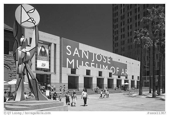 San Jose Museum of Art, new wing. San Jose, California, USA (black and white)