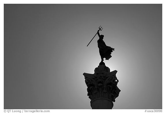 Top of memorial column, Union Square. San Francisco, California, USA (black and white)