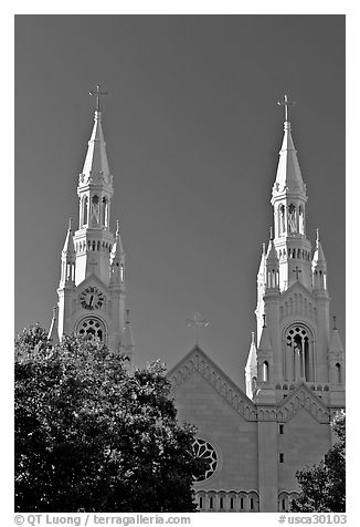 Towers of St Peter and Paul Church, 1922-1939, Washington Square, late afternoon. San Francisco, California, USA (black and white)