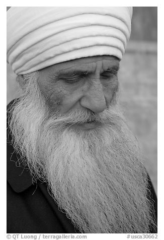 Sikh priest, Sikh Gurdwara Temple. San Jose, California, USA (black and white)