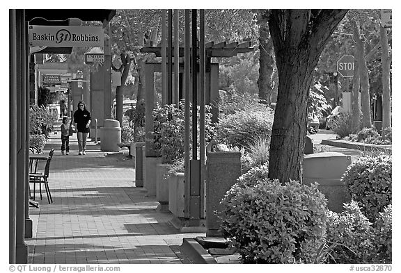 Sidewalk of Santa Cruz avenue, the main shopping street. Menlo Park,  California, USA (black and white)