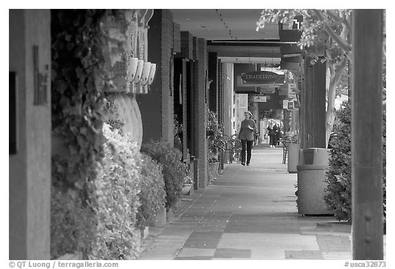 Shopping area of Santa Cruz avenue, the main downtown street. Menlo Park,  California, USA (black and white)