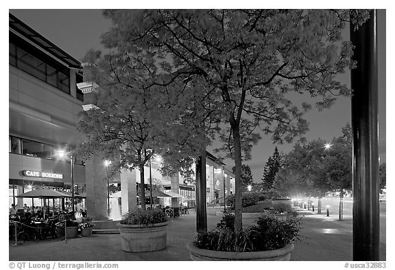 Menlo Center at night, with cafe Borrone and Keplers bookstore. Menlo Park,  California, USA (black and white)