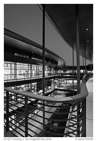 James Clark Center, home to Stanford's Bio-X program, dusk. Stanford University, California, USA (black and white)