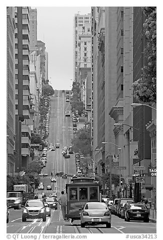 Cable-car in steep California Avenue. San Francisco, California, USA