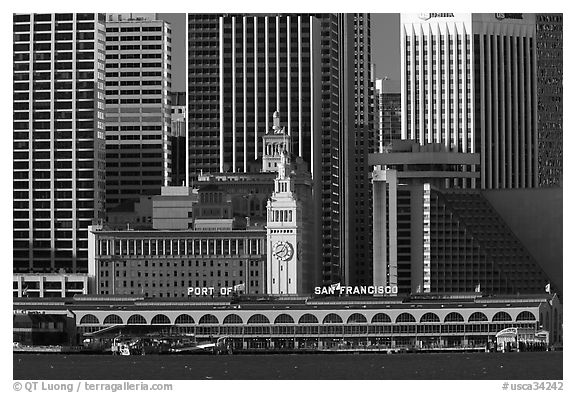 Embarcadero and port of San Francisco building seen from Treasure Island, early morning. San Francisco, California, USA (black and white)