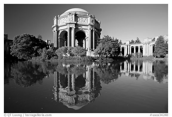 Palace of Fine Arts reflected in lagoon, morning. San Francisco, California, USA (black and white)