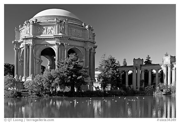 Rotunda and colonades, Palace of Fine Arts, morning. San Francisco, California, USA (black and white)