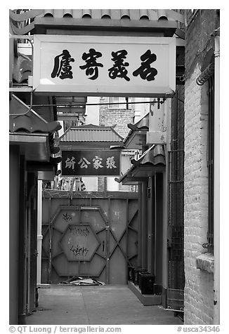 Narrow alley in Chinatown. San Francisco, California, USA (black and white)