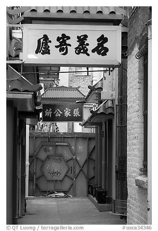 Narrow alley in Chinatown. San Francisco, California, USA (black and white)