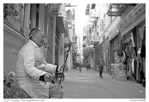 Ehru musician in Ross Alley, Chinatown. San Francisco, California, USA (black and white)