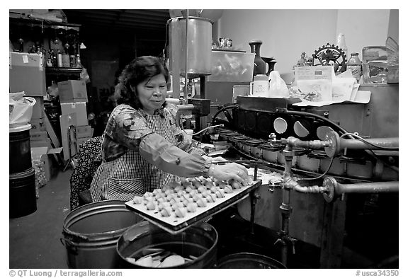 Fortune cookie factory on Ross Alley, Chinatown. San Francisco, California, USA (black and white)
