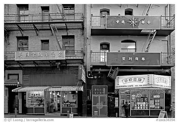 Painted houses in Wawerly Alley, Chinatown. San Francisco, California, USA (black and white)