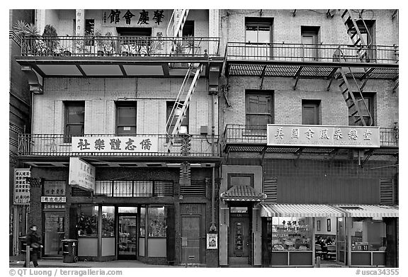 Shops and houses, Wawerly Alley, Chinatown. San Francisco, California, USA (black and white)