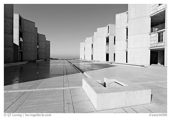 Square fountain and courtyard, Salk Institute. La Jolla, San Diego, California, USA (black and white)