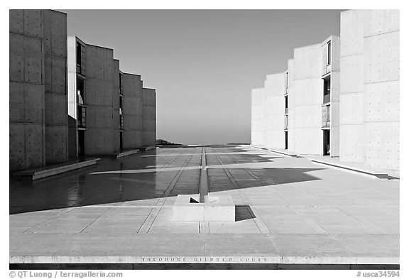 Theodore Gildred court, Salk Institute, mid-morning. La Jolla, San Diego, California, USA (black and white)