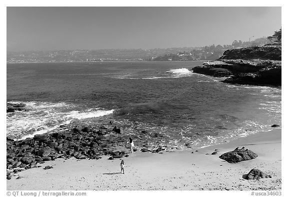 Girls on beach, the Cove. La Jolla, San Diego, California, USA