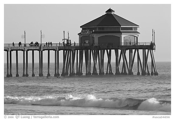 Surf and Huntington Pier, late afternoon. Huntington Beach, Orange County, California, USA