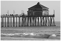 Surf and Huntington Pier, late afternoon. Huntington Beach, Orange County, California, USA (black and white)