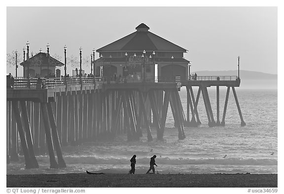 Beachgoers and Huntington Pier, late afternoon. Huntington Beach, Orange County, California, USA