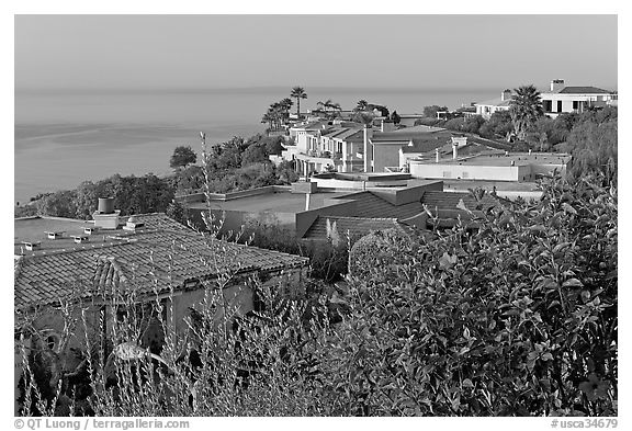 Hillside Houses overlooking the Pacific. Laguna Beach, Orange County, California, USA (black and white)