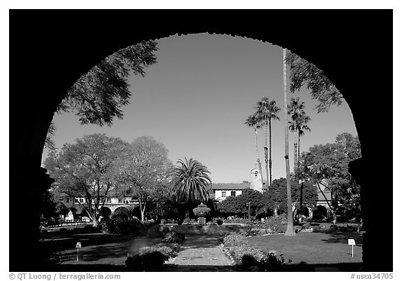 Central courtyard framed by an archway. San Juan Capistrano, Orange County, California, USA