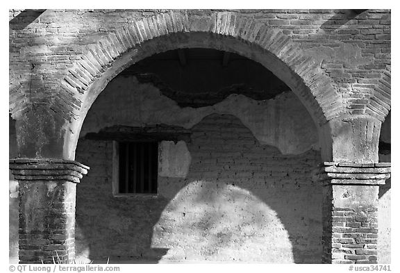 Arch in central courtyard. San Juan Capistrano, Orange County, California, USA (black and white)