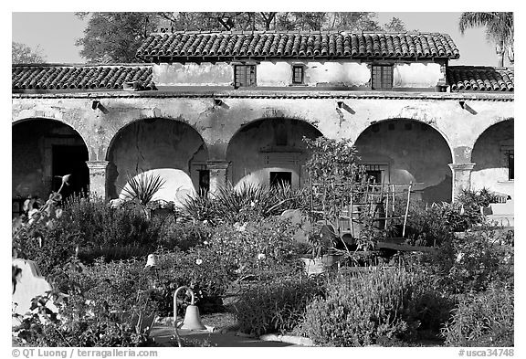 Garden and south wing arches. San Juan Capistrano, Orange County, California, USA (black and white)