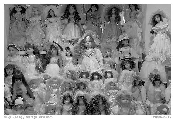 Danish dolls at Andersen gift shop. California, USA (black and white)