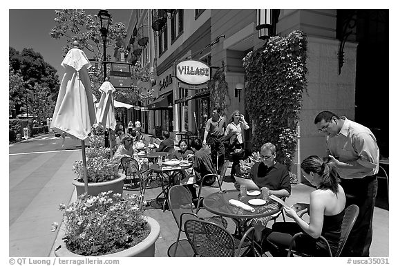 Lunch at streetside restaurant tables. Santana Row, San Jose, California, USA (black and white)