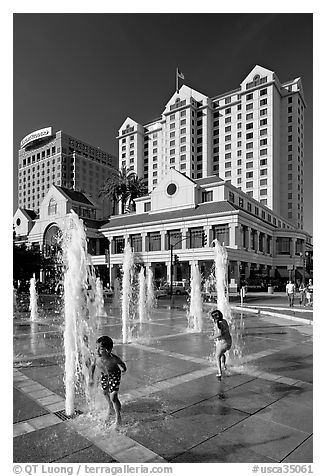 Children, fountain, Plaza de Cesar Chavez  and Fairmont Hotel. San Jose, California, USA