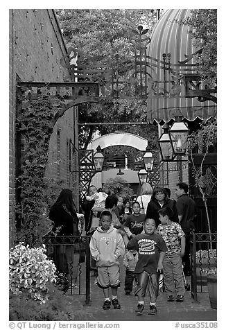 Hispanic family, San Pedro Square. San Jose, California, USA
