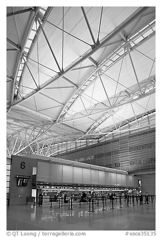 Check-in booth, SFO airport, designed by Craig Hartman. California, USA (black and white)