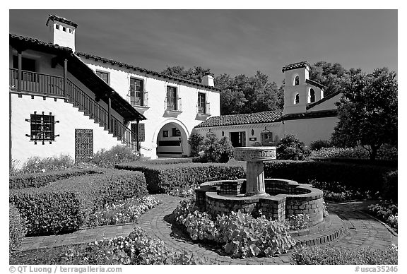 Garden and fountain, Allied Arts Guild. Menlo Park,  California, USA (black and white)