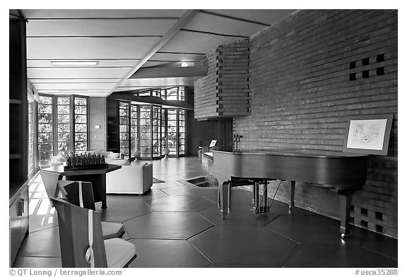 Living room and piano, Hanna House. Stanford University, California, USA (black and white)
