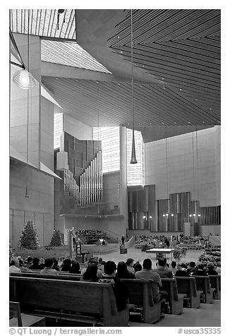 Sunday mass in the Cathedral of our Lady of the Angels. Los Angeles, California, USA (black and white)