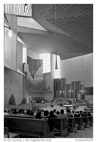 Sunday mass in the Cathedral of our Lady of the Angels. Los Angeles, California, USA