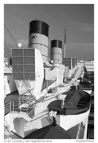 Chimneys, and life rafts aboard the Queen Mary liner. Long Beach, Los Angeles, California, USA